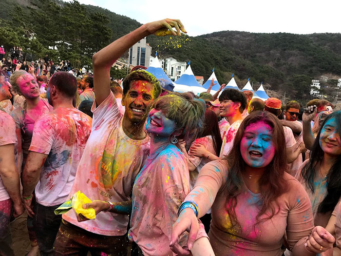 
Both Koreans and non-Koreans visit Holi Hai in Korea to welcome spring and have fun.
2